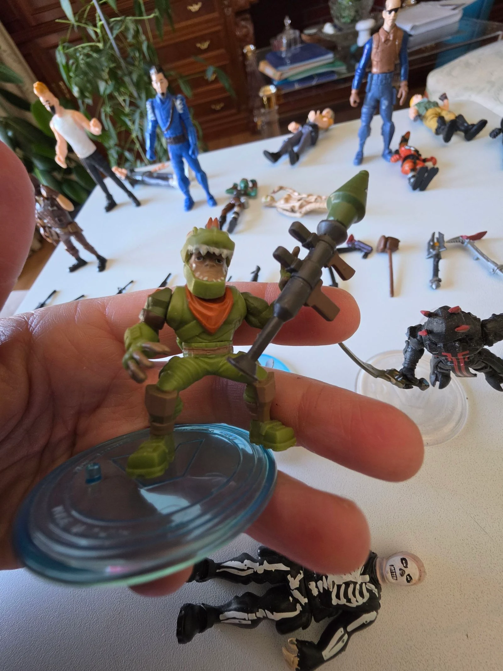 28 Figurines Fortnite de différentes tailles, armes et bases – photo 12
